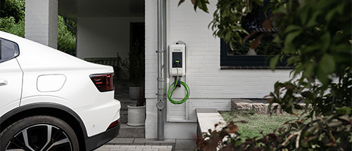 Elektroauto wird Zuhause geladen