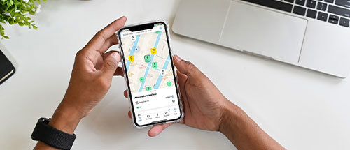 Vom Fahrtenbuch bis zur Pannenhilfe: Die besten Apps für E-Autofahrer