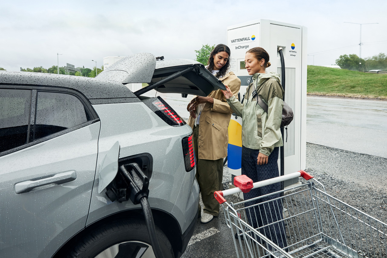 Freunde laden Elektroauto an Vattenfall InCharge Ladestation auf